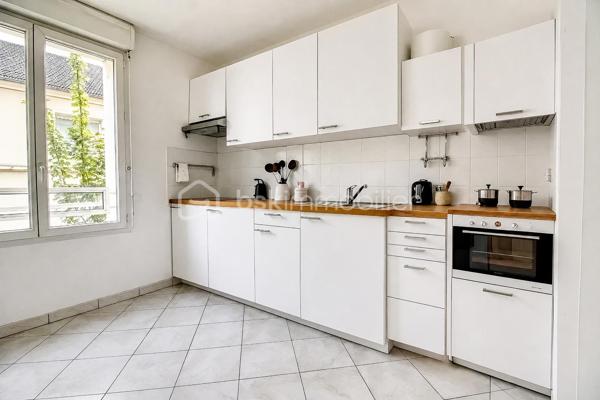 A découvrir, ce joli appartement refait à neuf, situé à seulement 5 minutes à pied de la gare (direction Paris) et à proximité immédiate de tous les commerces et commodités.

Vous profiterez d’une pièce de vie lumineuse avec cuisine ouverte, d’une belle salle d’eau avec WC, ainsi que d’une place de parking privée.

Cet appartement conviendra parfaitement à un étudiant, un investisseur, ou un jeune couple, à la recherche d’un bien sans travaux, prêt à être habité ou loué immédiatement.

Ne tardez pas, contactez-moi pour une visite !