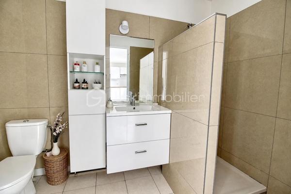 A découvrir, ce joli appartement refait à neuf, situé à seulement 5 minutes à pied de la gare (direction Paris) et à proximité immédiate de tous les commerces et commodités.

Vous profiterez d’une pièce de vie lumineuse avec cuisine ouverte, d’une belle salle d’eau avec WC, ainsi que d’une place de parking privée.

Cet appartement conviendra parfaitement à un étudiant, un investisseur, ou un jeune couple, à la recherche d’un bien sans travaux, prêt à être habité ou loué immédiatement.

Ne tardez pas, contactez-moi pour une visite !
