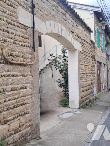 APPARTEMENT (Maison de village)  99M² AVEC TRES GRANDE TERRASSE 100m² ET GRENIER/DEPENDANCE