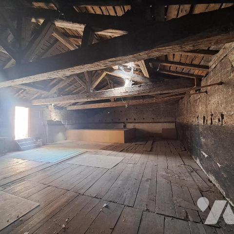 APPARTEMENT (Maison de village)  99M² AVEC TRES GRANDE TERRASSE 100m² ET GRENIER/DEPENDANCE