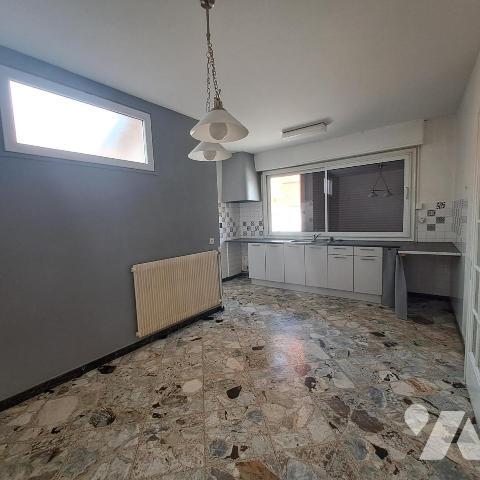 APPARTEMENT (Maison de village)  99M² AVEC TRES GRANDE TERRASSE 100m² ET GRENIER/DEPENDANCE