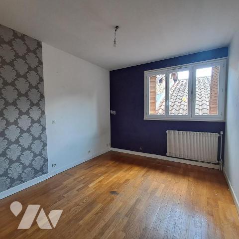 APPARTEMENT (Maison de village)  99M² AVEC TRES GRANDE TERRASSE 100m² ET GRENIER/DEPENDANCE