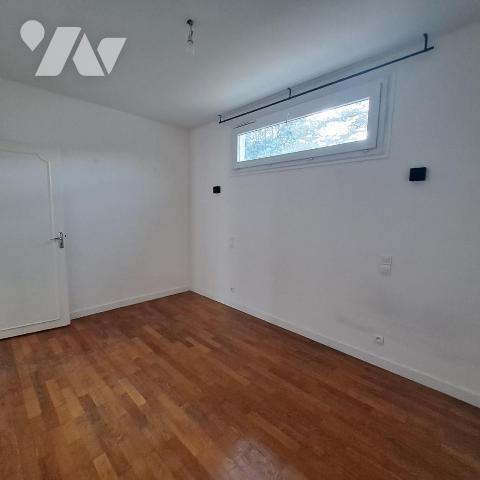 APPARTEMENT (Maison de village)  99M² AVEC TRES GRANDE TERRASSE 100m² ET GRENIER/DEPENDANCE