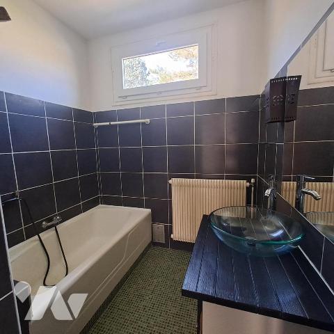 APPARTEMENT (Maison de village)  99M² AVEC TRES GRANDE TERRASSE 100m² ET GRENIER/DEPENDANCE