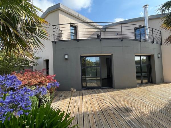 MAISON ELEGANTE ET CONTEMPORAINE