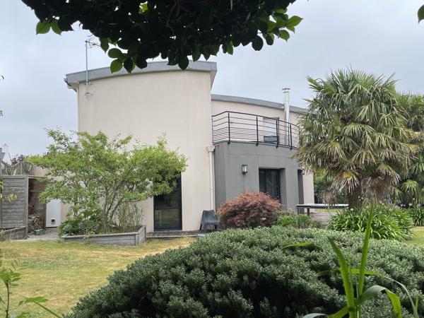 MAISON ELEGANTE ET CONTEMPORAINE