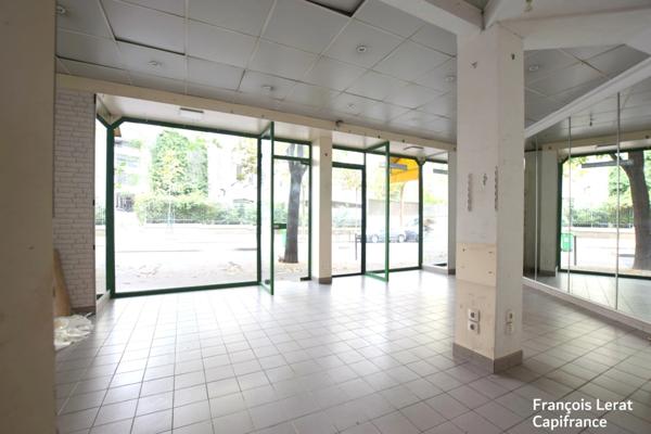 A vendre murs d'un Local/bureau avec un appartement PARIS 20EME ARRONDISSEMENT (75) - 4 pièces - 590 000 € HAI