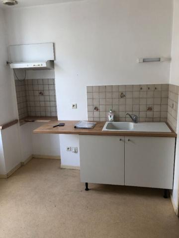 A LOUER CHATEAUNEUF SUR SARTHE Appt T4 en triplex de 71 m2