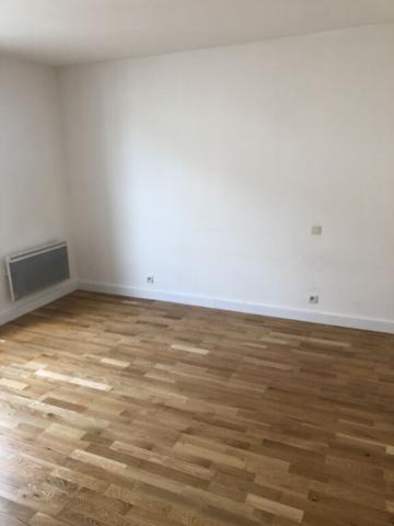 A LOUER CHATEAUNEUF SUR SARTHE Appt T4 en triplex de 71 m2