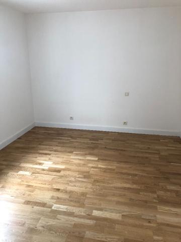 A LOUER CHATEAUNEUF SUR SARTHE Appt T4 en triplex de 71 m2