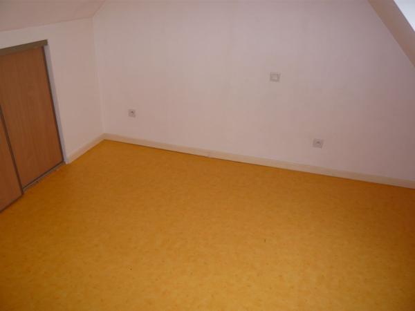 A LOUER CHATEAUNEUF SUR SARTHE Appt T4 en triplex de 71 m2
