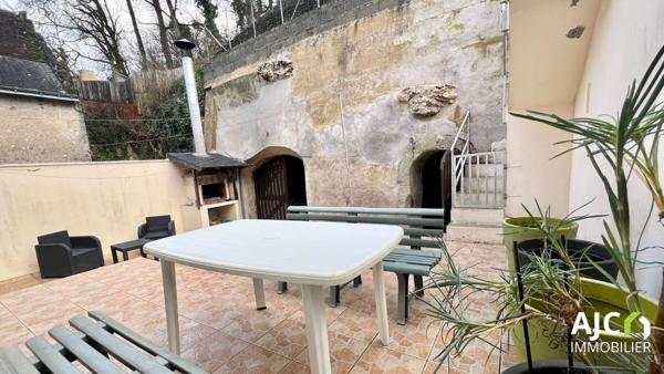 Savonnières (37510) Maison de bourg avec cour.