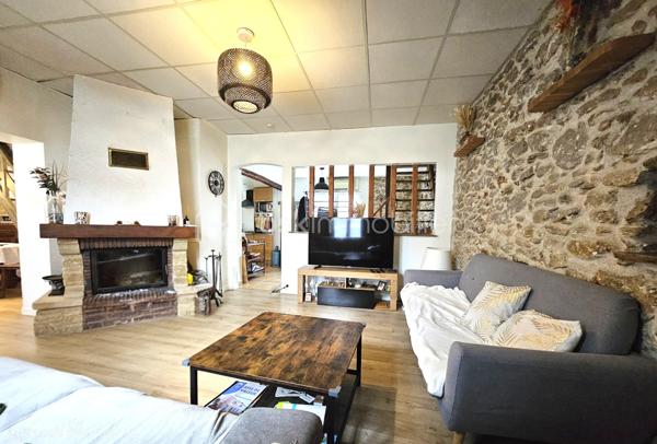 Découvrez cette maison chaleureuse, au cœur d'une tranquillité  à la Celle sur Morin à 5 min de Faremoutiers. Construite en 1890, elle incarne le charme de l'ancien tout en offrant une proximité idéale avec les commodités urbaines.

Avec ses 151 m² habitables, cette maison comprend 6 pièces . Vous y trouverez un intérieur spacieux et bien agencé, prêt à accueillir vos moments de vie. Profitez également d'une terrasse et d'un jardin.
 Elle se compose au rez-de-chaussée :
-Une suite parentale avec salle d'eau et toilette
-Salon / salle à manger de 30m²
-Cuisine de plus de 18m²
- Un toilette
A l'étage :
-3 chambres 
-Un grand palier
-Un grenier aménageable 
-Une salle d'eau avec son toilette
Accompagnée de sa terrasse de plus de 20m² et de son jardin de 609m² sans vis-à-vis.
Idéal pour les amoureux de l'authenticité recherchant une maison à vendre où s'épanouir !