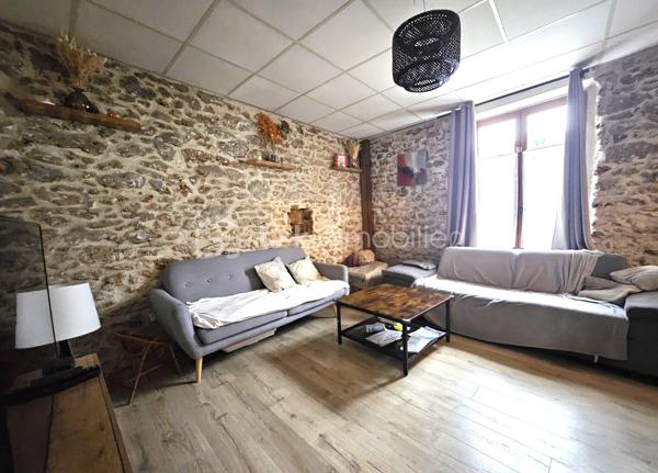 Découvrez cette maison chaleureuse, au cœur d'une tranquillité  à la Celle sur Morin à 5 min de Faremoutiers. Construite en 1890, elle incarne le charme de l'ancien tout en offrant une proximité idéale avec les commodités urbaines.

Avec ses 151 m² habitables, cette maison comprend 6 pièces . Vous y trouverez un intérieur spacieux et bien agencé, prêt à accueillir vos moments de vie. Profitez également d'une terrasse et d'un jardin.
 Elle se compose au rez-de-chaussée :
-Une suite parentale avec salle d'eau et toilette
-Salon / salle à manger de 30m²
-Cuisine de plus de 18m²
- Un toilette
A l'étage :
-3 chambres 
-Un grand palier
-Un grenier aménageable 
-Une salle d'eau avec son toilette
Accompagnée de sa terrasse de plus de 20m² et de son jardin de 609m² sans vis-à-vis.
Idéal pour les amoureux de l'authenticité recherchant une maison à vendre où s'épanouir !