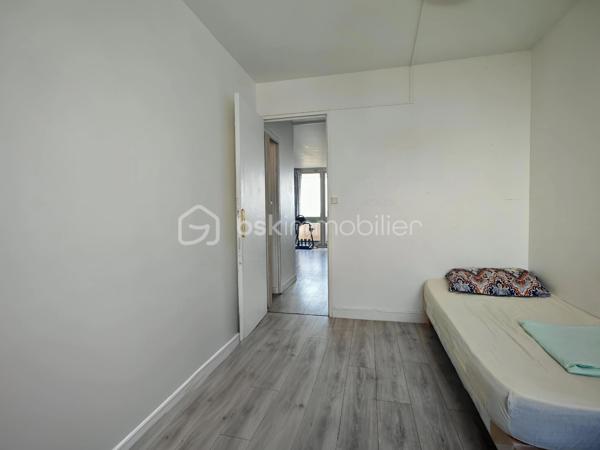 À seulement quelques pas du tramway T6, des commerces et des écoles, découvrez ce spacieux appartement T5 de 92,33 m² situé au 10ᵉ et dernier étage avec ascenseur de la résidence recherchée Le Lac.

Baigné de lumière grâce à sa position dominante et à sa configuration traversante, cet appartement offre de beaux volumes et un fort potentiel. Il se compose d’une entrée, d’un vaste séjour ouvrant sur un balcon, d’une cuisine indépendante, de quatre chambres, d’une salle de bains, d’un WC séparé, d’un séchoir ainsi que de nombreux rangements.

Les parties communes, particulièrement soignées, témoignent du standing et de la qualité d’entretien de la résidence.

Une cave complète ce bien.

Vous apprécierez particulièrement son emplacement recherché, sa vue dégagée, son calme et l’absence de voisin au-dessus.

L’appartement est classé G au DPE, notamment en raison de sa situation au 10ᵉ et dernier étage, sans voisin au-dessus ni sur un côté, ainsi que de la présence de fenêtres en simple vitrage. Le DDT met en évidence plusieurs pistes d’amélioration énergétique. Par ailleurs, un raccordement de la chaufferie de la résidence au réseau de géothermie de la ville de Meudon est envisagé, ce qui pourrait contribuer à une amélioration des performances énergétiques de l’immeuble à l’avenir.

Des travaux de rafraîchissement sont à prévoir afin de révéler tout le potentiel de cet appartement familial.

Les atouts :
• T5 de 92,33 m²
• 4 chambres
• 10ᵉ et dernier étage avec ascenseur
• Balcon
• Cave
• Résidence arborée et recherchée
• Stationnement libre dans la résidence avec accès sécurisé par barrière télécommandée
• Tramway T6, commerces et écoles à proximité immédiate


À visiter sans tarder !