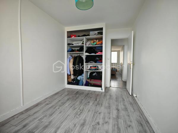 À seulement quelques pas du tramway T6, des commerces et des écoles, découvrez ce spacieux appartement T5 de 92,33 m² situé au 10ᵉ et dernier étage avec ascenseur de la résidence recherchée Le Lac.

Baigné de lumière grâce à sa position dominante et à sa configuration traversante, cet appartement offre de beaux volumes et un fort potentiel. Il se compose d’une entrée, d’un vaste séjour ouvrant sur un balcon, d’une cuisine indépendante, de quatre chambres, d’une salle de bains, d’un WC séparé, d’un séchoir ainsi que de nombreux rangements.

Les parties communes, particulièrement soignées, témoignent du standing et de la qualité d’entretien de la résidence.

Une cave complète ce bien.

Vous apprécierez particulièrement son emplacement recherché, sa vue dégagée, son calme et l’absence de voisin au-dessus.

L’appartement est classé G au DPE, notamment en raison de sa situation au 10ᵉ et dernier étage, sans voisin au-dessus ni sur un côté, ainsi que de la présence de fenêtres en simple vitrage. Le DDT met en évidence plusieurs pistes d’amélioration énergétique. Par ailleurs, un raccordement de la chaufferie de la résidence au réseau de géothermie de la ville de Meudon est envisagé, ce qui pourrait contribuer à une amélioration des performances énergétiques de l’immeuble à l’avenir.

Des travaux de rafraîchissement sont à prévoir afin de révéler tout le potentiel de cet appartement familial.

Les atouts :
• T5 de 92,33 m²
• 4 chambres
• 10ᵉ et dernier étage avec ascenseur
• Balcon
• Cave
• Résidence arborée et recherchée
• Stationnement libre dans la résidence avec accès sécurisé par barrière télécommandée
• Tramway T6, commerces et écoles à proximité immédiate


À visiter sans tarder !