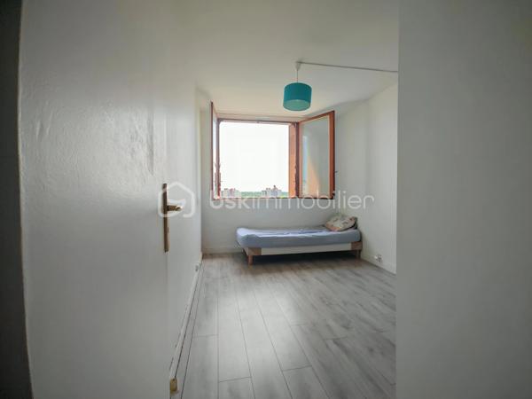 À seulement quelques pas du tramway T6, des commerces et des écoles, découvrez ce spacieux appartement T5 de 92,33 m² situé au 10ᵉ et dernier étage avec ascenseur de la résidence recherchée Le Lac.

Baigné de lumière grâce à sa position dominante et à sa configuration traversante, cet appartement offre de beaux volumes et un fort potentiel. Il se compose d’une entrée, d’un vaste séjour ouvrant sur un balcon, d’une cuisine indépendante, de quatre chambres, d’une salle de bains, d’un WC séparé, d’un séchoir ainsi que de nombreux rangements.

Les parties communes, particulièrement soignées, témoignent du standing et de la qualité d’entretien de la résidence.

Une cave complète ce bien.

Vous apprécierez particulièrement son emplacement recherché, sa vue dégagée, son calme et l’absence de voisin au-dessus.

L’appartement est classé G au DPE, notamment en raison de sa situation au 10ᵉ et dernier étage, sans voisin au-dessus ni sur un côté, ainsi que de la présence de fenêtres en simple vitrage. Le DDT met en évidence plusieurs pistes d’amélioration énergétique. Par ailleurs, un raccordement de la chaufferie de la résidence au réseau de géothermie de la ville de Meudon est envisagé, ce qui pourrait contribuer à une amélioration des performances énergétiques de l’immeuble à l’avenir.

Des travaux de rafraîchissement sont à prévoir afin de révéler tout le potentiel de cet appartement familial.

Les atouts :
• T5 de 92,33 m²
• 4 chambres
• 10ᵉ et dernier étage avec ascenseur
• Balcon
• Cave
• Résidence arborée et recherchée
• Stationnement libre dans la résidence avec accès sécurisé par barrière télécommandée
• Tramway T6, commerces et écoles à proximité immédiate


À visiter sans tarder !