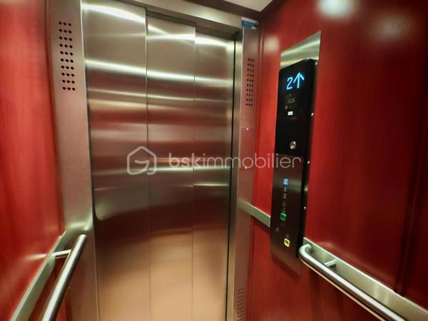 À seulement quelques pas du tramway T6, des commerces et des écoles, découvrez ce spacieux appartement T5 de 92,33 m² situé au 10ᵉ et dernier étage avec ascenseur de la résidence recherchée Le Lac.

Baigné de lumière grâce à sa position dominante et à sa configuration traversante, cet appartement offre de beaux volumes et un fort potentiel. Il se compose d’une entrée, d’un vaste séjour ouvrant sur un balcon, d’une cuisine indépendante, de quatre chambres, d’une salle de bains, d’un WC séparé, d’un séchoir ainsi que de nombreux rangements.

Les parties communes, particulièrement soignées, témoignent du standing et de la qualité d’entretien de la résidence.

Une cave complète ce bien.

Vous apprécierez particulièrement son emplacement recherché, sa vue dégagée, son calme et l’absence de voisin au-dessus.

L’appartement est classé G au DPE, notamment en raison de sa situation au 10ᵉ et dernier étage, sans voisin au-dessus ni sur un côté, ainsi que de la présence de fenêtres en simple vitrage. Le DDT met en évidence plusieurs pistes d’amélioration énergétique. Par ailleurs, un raccordement de la chaufferie de la résidence au réseau de géothermie de la ville de Meudon est envisagé, ce qui pourrait contribuer à une amélioration des performances énergétiques de l’immeuble à l’avenir.

Des travaux de rafraîchissement sont à prévoir afin de révéler tout le potentiel de cet appartement familial.

Les atouts :
• T5 de 92,33 m²
• 4 chambres
• 10ᵉ et dernier étage avec ascenseur
• Balcon
• Cave
• Résidence arborée et recherchée
• Stationnement libre dans la résidence avec accès sécurisé par barrière télécommandée
• Tramway T6, commerces et écoles à proximité immédiate


À visiter sans tarder !