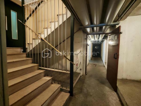 À seulement quelques pas du tramway T6, des commerces et des écoles, découvrez ce spacieux appartement T5 de 92,33 m² situé au 10ᵉ et dernier étage avec ascenseur de la résidence recherchée Le Lac.

Baigné de lumière grâce à sa position dominante et à sa configuration traversante, cet appartement offre de beaux volumes et un fort potentiel. Il se compose d’une entrée, d’un vaste séjour ouvrant sur un balcon, d’une cuisine indépendante, de quatre chambres, d’une salle de bains, d’un WC séparé, d’un séchoir ainsi que de nombreux rangements.

Les parties communes, particulièrement soignées, témoignent du standing et de la qualité d’entretien de la résidence.

Une cave complète ce bien.

Vous apprécierez particulièrement son emplacement recherché, sa vue dégagée, son calme et l’absence de voisin au-dessus.

L’appartement est classé G au DPE, notamment en raison de sa situation au 10ᵉ et dernier étage, sans voisin au-dessus ni sur un côté, ainsi que de la présence de fenêtres en simple vitrage. Le DDT met en évidence plusieurs pistes d’amélioration énergétique. Par ailleurs, un raccordement de la chaufferie de la résidence au réseau de géothermie de la ville de Meudon est envisagé, ce qui pourrait contribuer à une amélioration des performances énergétiques de l’immeuble à l’avenir.

Des travaux de rafraîchissement sont à prévoir afin de révéler tout le potentiel de cet appartement familial.

Les atouts :
• T5 de 92,33 m²
• 4 chambres
• 10ᵉ et dernier étage avec ascenseur
• Balcon
• Cave
• Résidence arborée et recherchée
• Stationnement libre dans la résidence avec accès sécurisé par barrière télécommandée
• Tramway T6, commerces et écoles à proximité immédiate


À visiter sans tarder !