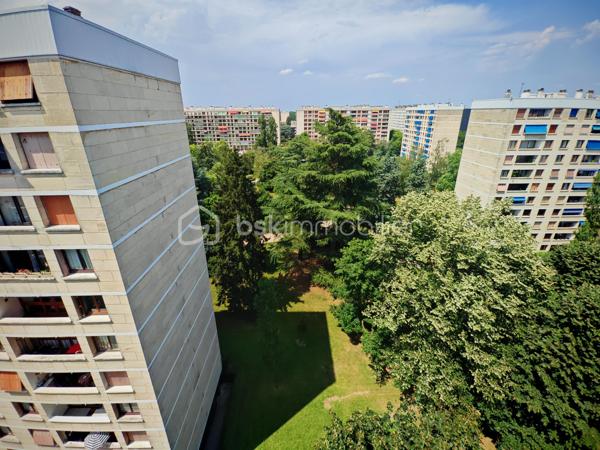 À seulement quelques pas du tramway T6, des commerces et des écoles, découvrez ce spacieux appartement T5 de 92,33 m² situé au 10ᵉ et dernier étage avec ascenseur de la résidence recherchée Le Lac.

Baigné de lumière grâce à sa position dominante et à sa configuration traversante, cet appartement offre de beaux volumes et un fort potentiel. Il se compose d’une entrée, d’un vaste séjour ouvrant sur un balcon, d’une cuisine indépendante, de quatre chambres, d’une salle de bains, d’un WC séparé, d’un séchoir ainsi que de nombreux rangements.

Les parties communes, particulièrement soignées, témoignent du standing et de la qualité d’entretien de la résidence.

Une cave complète ce bien.

Vous apprécierez particulièrement son emplacement recherché, sa vue dégagée, son calme et l’absence de voisin au-dessus.

L’appartement est classé G au DPE, notamment en raison de sa situation au 10ᵉ et dernier étage, sans voisin au-dessus ni sur un côté, ainsi que de la présence de fenêtres en simple vitrage. Le DDT met en évidence plusieurs pistes d’amélioration énergétique. Par ailleurs, un raccordement de la chaufferie de la résidence au réseau de géothermie de la ville de Meudon est envisagé, ce qui pourrait contribuer à une amélioration des performances énergétiques de l’immeuble à l’avenir.

Des travaux de rafraîchissement sont à prévoir afin de révéler tout le potentiel de cet appartement familial.

Les atouts :
• T5 de 92,33 m²
• 4 chambres
• 10ᵉ et dernier étage avec ascenseur
• Balcon
• Cave
• Résidence arborée et recherchée
• Stationnement libre dans la résidence avec accès sécurisé par barrière télécommandée
• Tramway T6, commerces et écoles à proximité immédiate


À visiter sans tarder !