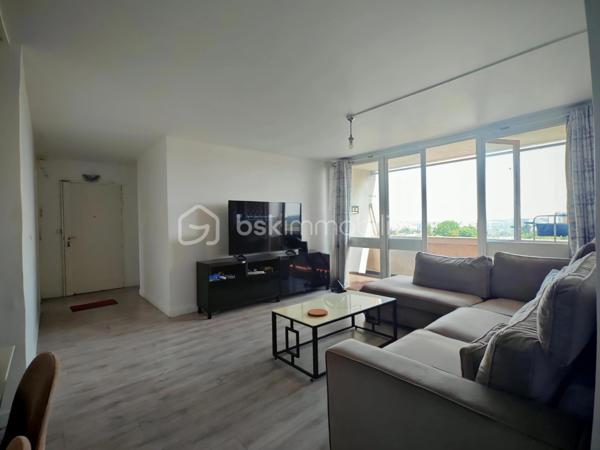 À seulement quelques pas du tramway T6, des commerces et des écoles, découvrez ce spacieux appartement T5 de 92,33 m² situé au 10ᵉ et dernier étage avec ascenseur de la résidence recherchée Le Lac.

Baigné de lumière grâce à sa position dominante et à sa configuration traversante, cet appartement offre de beaux volumes et un fort potentiel. Il se compose d’une entrée, d’un vaste séjour ouvrant sur un balcon, d’une cuisine indépendante, de quatre chambres, d’une salle de bains, d’un WC séparé, d’un séchoir ainsi que de nombreux rangements.

Les parties communes, particulièrement soignées, témoignent du standing et de la qualité d’entretien de la résidence.

Une cave complète ce bien.

Vous apprécierez particulièrement son emplacement recherché, sa vue dégagée, son calme et l’absence de voisin au-dessus.

L’appartement est classé G au DPE, notamment en raison de sa situation au 10ᵉ et dernier étage, sans voisin au-dessus ni sur un côté, ainsi que de la présence de fenêtres en simple vitrage. Le DDT met en évidence plusieurs pistes d’amélioration énergétique. Par ailleurs, un raccordement de la chaufferie de la résidence au réseau de géothermie de la ville de Meudon est envisagé, ce qui pourrait contribuer à une amélioration des performances énergétiques de l’immeuble à l’avenir.

Des travaux de rafraîchissement sont à prévoir afin de révéler tout le potentiel de cet appartement familial.

Les atouts :
• T5 de 92,33 m²
• 4 chambres
• 10ᵉ et dernier étage avec ascenseur
• Balcon
• Cave
• Résidence arborée et recherchée
• Stationnement libre dans la résidence avec accès sécurisé par barrière télécommandée
• Tramway T6, commerces et écoles à proximité immédiate


À visiter sans tarder !