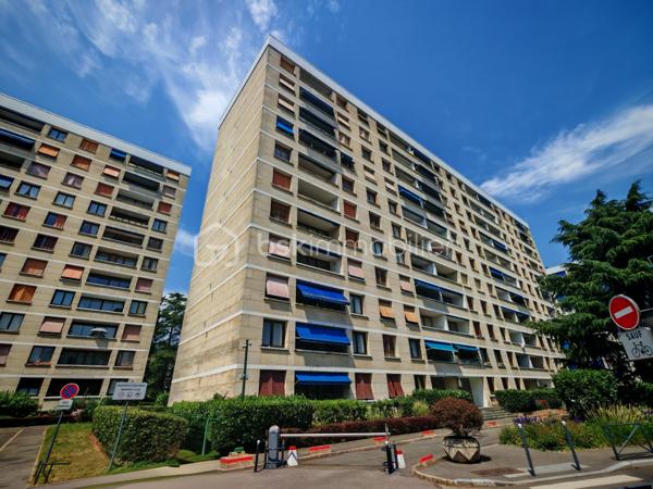 À seulement quelques pas du tramway T6, des commerces et des écoles, découvrez ce spacieux appartement T5 de 92,33 m² situé au 10ᵉ et dernier étage avec ascenseur de la résidence recherchée Le Lac.

Baigné de lumière grâce à sa position dominante et à sa configuration traversante, cet appartement offre de beaux volumes et un fort potentiel. Il se compose d’une entrée, d’un vaste séjour ouvrant sur un balcon, d’une cuisine indépendante, de quatre chambres, d’une salle de bains, d’un WC séparé, d’un séchoir ainsi que de nombreux rangements.

Les parties communes, particulièrement soignées, témoignent du standing et de la qualité d’entretien de la résidence.

Une cave complète ce bien.

Vous apprécierez particulièrement son emplacement recherché, sa vue dégagée, son calme et l’absence de voisin au-dessus.

L’appartement est classé G au DPE, notamment en raison de sa situation au 10ᵉ et dernier étage, sans voisin au-dessus ni sur un côté, ainsi que de la présence de fenêtres en simple vitrage. Le DDT met en évidence plusieurs pistes d’amélioration énergétique. Par ailleurs, un raccordement de la chaufferie de la résidence au réseau de géothermie de la ville de Meudon est envisagé, ce qui pourrait contribuer à une amélioration des performances énergétiques de l’immeuble à l’avenir.

Des travaux de rafraîchissement sont à prévoir afin de révéler tout le potentiel de cet appartement familial.

Les atouts :
• T5 de 92,33 m²
• 4 chambres
• 10ᵉ et dernier étage avec ascenseur
• Balcon
• Cave
• Résidence arborée et recherchée
• Stationnement libre dans la résidence avec accès sécurisé par barrière télécommandée
• Tramway T6, commerces et écoles à proximité immédiate


À visiter sans tarder !