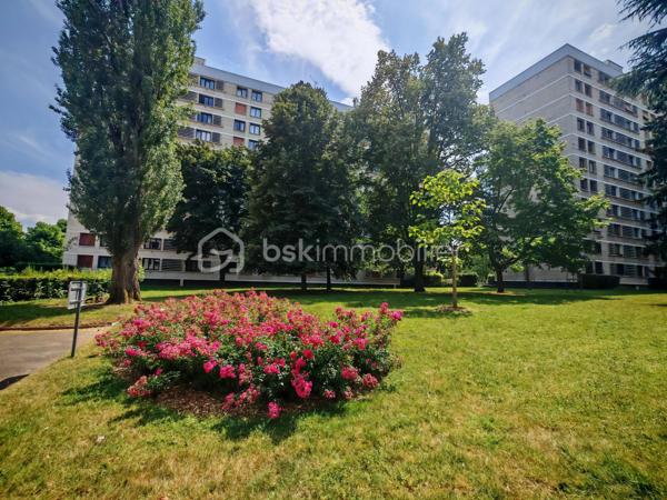 À seulement quelques pas du tramway T6, des commerces et des écoles, découvrez ce spacieux appartement T5 de 92,33 m² situé au 10ᵉ et dernier étage avec ascenseur de la résidence recherchée Le Lac.

Baigné de lumière grâce à sa position dominante et à sa configuration traversante, cet appartement offre de beaux volumes et un fort potentiel. Il se compose d’une entrée, d’un vaste séjour ouvrant sur un balcon, d’une cuisine indépendante, de quatre chambres, d’une salle de bains, d’un WC séparé, d’un séchoir ainsi que de nombreux rangements.

Les parties communes, particulièrement soignées, témoignent du standing et de la qualité d’entretien de la résidence.

Une cave complète ce bien.

Vous apprécierez particulièrement son emplacement recherché, sa vue dégagée, son calme et l’absence de voisin au-dessus.

L’appartement est classé G au DPE, notamment en raison de sa situation au 10ᵉ et dernier étage, sans voisin au-dessus ni sur un côté, ainsi que de la présence de fenêtres en simple vitrage. Le DDT met en évidence plusieurs pistes d’amélioration énergétique. Par ailleurs, un raccordement de la chaufferie de la résidence au réseau de géothermie de la ville de Meudon est envisagé, ce qui pourrait contribuer à une amélioration des performances énergétiques de l’immeuble à l’avenir.

Des travaux de rafraîchissement sont à prévoir afin de révéler tout le potentiel de cet appartement familial.

Les atouts :
• T5 de 92,33 m²
• 4 chambres
• 10ᵉ et dernier étage avec ascenseur
• Balcon
• Cave
• Résidence arborée et recherchée
• Stationnement libre dans la résidence avec accès sécurisé par barrière télécommandée
• Tramway T6, commerces et écoles à proximité immédiate


À visiter sans tarder !