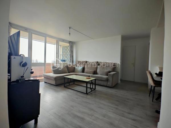 À seulement quelques pas du tramway T6, des commerces et des écoles, découvrez ce spacieux appartement T5 de 92,33 m² situé au 10ᵉ et dernier étage avec ascenseur de la résidence recherchée Le Lac.

Baigné de lumière grâce à sa position dominante et à sa configuration traversante, cet appartement offre de beaux volumes et un fort potentiel. Il se compose d’une entrée, d’un vaste séjour ouvrant sur un balcon, d’une cuisine indépendante, de quatre chambres, d’une salle de bains, d’un WC séparé, d’un séchoir ainsi que de nombreux rangements.

Les parties communes, particulièrement soignées, témoignent du standing et de la qualité d’entretien de la résidence.

Une cave complète ce bien.

Vous apprécierez particulièrement son emplacement recherché, sa vue dégagée, son calme et l’absence de voisin au-dessus.

L’appartement est classé G au DPE, notamment en raison de sa situation au 10ᵉ et dernier étage, sans voisin au-dessus ni sur un côté, ainsi que de la présence de fenêtres en simple vitrage. Le DDT met en évidence plusieurs pistes d’amélioration énergétique. Par ailleurs, un raccordement de la chaufferie de la résidence au réseau de géothermie de la ville de Meudon est envisagé, ce qui pourrait contribuer à une amélioration des performances énergétiques de l’immeuble à l’avenir.

Des travaux de rafraîchissement sont à prévoir afin de révéler tout le potentiel de cet appartement familial.

Les atouts :
• T5 de 92,33 m²
• 4 chambres
• 10ᵉ et dernier étage avec ascenseur
• Balcon
• Cave
• Résidence arborée et recherchée
• Stationnement libre dans la résidence avec accès sécurisé par barrière télécommandée
• Tramway T6, commerces et écoles à proximité immédiate


À visiter sans tarder !