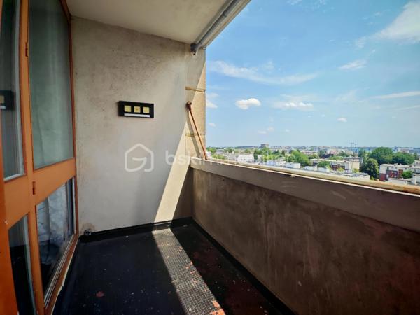 À seulement quelques pas du tramway T6, des commerces et des écoles, découvrez ce spacieux appartement T5 de 92,33 m² situé au 10ᵉ et dernier étage avec ascenseur de la résidence recherchée Le Lac.

Baigné de lumière grâce à sa position dominante et à sa configuration traversante, cet appartement offre de beaux volumes et un fort potentiel. Il se compose d’une entrée, d’un vaste séjour ouvrant sur un balcon, d’une cuisine indépendante, de quatre chambres, d’une salle de bains, d’un WC séparé, d’un séchoir ainsi que de nombreux rangements.

Les parties communes, particulièrement soignées, témoignent du standing et de la qualité d’entretien de la résidence.

Une cave complète ce bien.

Vous apprécierez particulièrement son emplacement recherché, sa vue dégagée, son calme et l’absence de voisin au-dessus.

L’appartement est classé G au DPE, notamment en raison de sa situation au 10ᵉ et dernier étage, sans voisin au-dessus ni sur un côté, ainsi que de la présence de fenêtres en simple vitrage. Le DDT met en évidence plusieurs pistes d’amélioration énergétique. Par ailleurs, un raccordement de la chaufferie de la résidence au réseau de géothermie de la ville de Meudon est envisagé, ce qui pourrait contribuer à une amélioration des performances énergétiques de l’immeuble à l’avenir.

Des travaux de rafraîchissement sont à prévoir afin de révéler tout le potentiel de cet appartement familial.

Les atouts :
• T5 de 92,33 m²
• 4 chambres
• 10ᵉ et dernier étage avec ascenseur
• Balcon
• Cave
• Résidence arborée et recherchée
• Stationnement libre dans la résidence avec accès sécurisé par barrière télécommandée
• Tramway T6, commerces et écoles à proximité immédiate


À visiter sans tarder !
