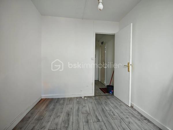 À seulement quelques pas du tramway T6, des commerces et des écoles, découvrez ce spacieux appartement T5 de 92,33 m² situé au 10ᵉ et dernier étage avec ascenseur de la résidence recherchée Le Lac.

Baigné de lumière grâce à sa position dominante et à sa configuration traversante, cet appartement offre de beaux volumes et un fort potentiel. Il se compose d’une entrée, d’un vaste séjour ouvrant sur un balcon, d’une cuisine indépendante, de quatre chambres, d’une salle de bains, d’un WC séparé, d’un séchoir ainsi que de nombreux rangements.

Les parties communes, particulièrement soignées, témoignent du standing et de la qualité d’entretien de la résidence.

Une cave complète ce bien.

Vous apprécierez particulièrement son emplacement recherché, sa vue dégagée, son calme et l’absence de voisin au-dessus.

L’appartement est classé G au DPE, notamment en raison de sa situation au 10ᵉ et dernier étage, sans voisin au-dessus ni sur un côté, ainsi que de la présence de fenêtres en simple vitrage. Le DDT met en évidence plusieurs pistes d’amélioration énergétique. Par ailleurs, un raccordement de la chaufferie de la résidence au réseau de géothermie de la ville de Meudon est envisagé, ce qui pourrait contribuer à une amélioration des performances énergétiques de l’immeuble à l’avenir.

Des travaux de rafraîchissement sont à prévoir afin de révéler tout le potentiel de cet appartement familial.

Les atouts :
• T5 de 92,33 m²
• 4 chambres
• 10ᵉ et dernier étage avec ascenseur
• Balcon
• Cave
• Résidence arborée et recherchée
• Stationnement libre dans la résidence avec accès sécurisé par barrière télécommandée
• Tramway T6, commerces et écoles à proximité immédiate


À visiter sans tarder !