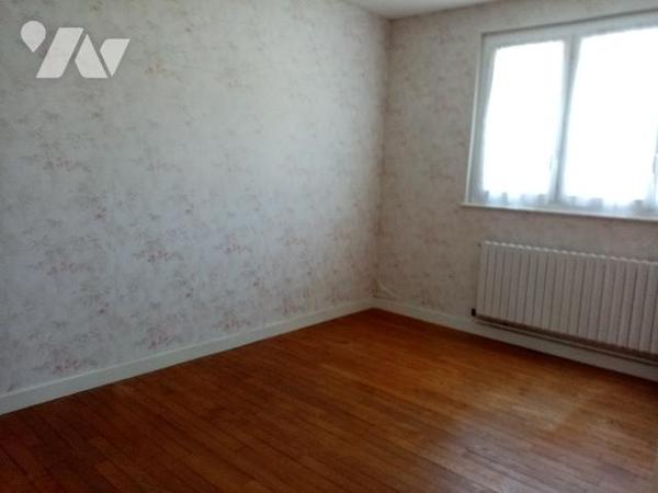 pavillon élevé sur sous-sol terrain attenant de 2218m², bâtiment annexe d'env 41 m² au sol + grenier