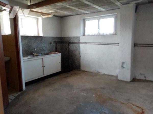 pavillon élevé sur sous-sol terrain attenant de 2218m², bâtiment annexe d'env 41 m² au sol + grenier