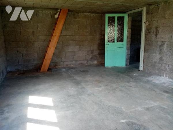 pavillon élevé sur sous-sol terrain attenant de 2218m², bâtiment annexe d'env 41 m² au sol + grenier