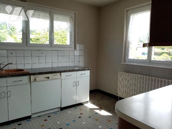 pavillon élevé sur sous-sol terrain attenant de 2218m², bâtiment annexe d'env 41 m² au sol + grenier