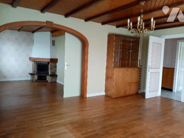 pavillon élevé sur sous-sol terrain attenant de 2218m², bâtiment annexe d'env 41 m² au sol + grenier