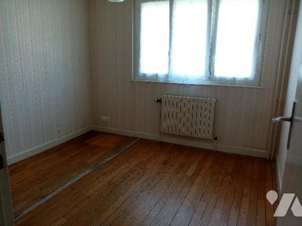 pavillon élevé sur sous-sol terrain attenant de 2218m², bâtiment annexe d'env 41 m² au sol + grenier