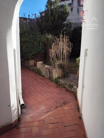 A vendre une maison de 228 m² avec un jardin avec au bout une dépendance, et un garage.