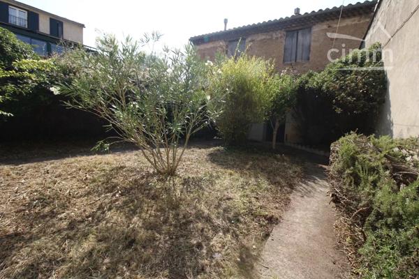 A vendre une maison de 228 m² avec un jardin avec au bout une dépendance, et un garage.