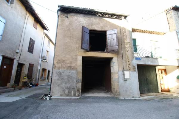 A vendre une maison de 228 m² avec un jardin avec au bout une dépendance, et un garage.