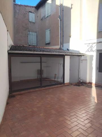 A vendre une maison de 228 m² avec un jardin avec au bout une dépendance, et un garage.
