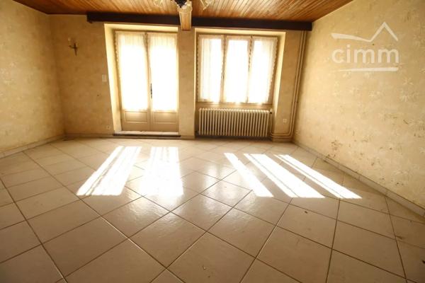 A vendre une maison de 228 m² avec un jardin avec au bout une dépendance, et un garage.