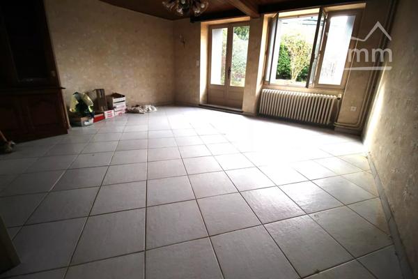 A vendre une maison de 228 m² avec un jardin avec au bout une dépendance, et un garage.