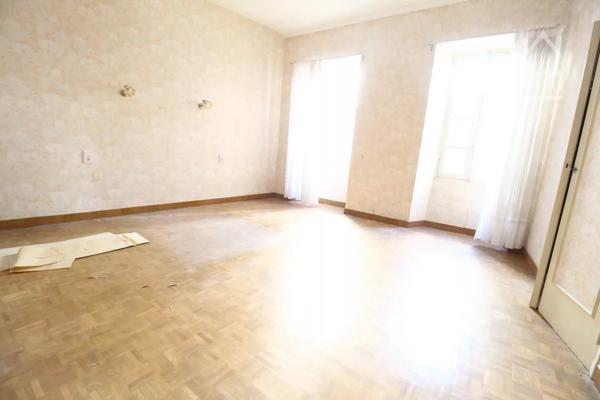 A vendre une maison de 228 m² avec un jardin avec au bout une dépendance, et un garage.