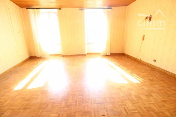 A vendre une maison de 228 m² avec un jardin avec au bout une dépendance, et un garage.