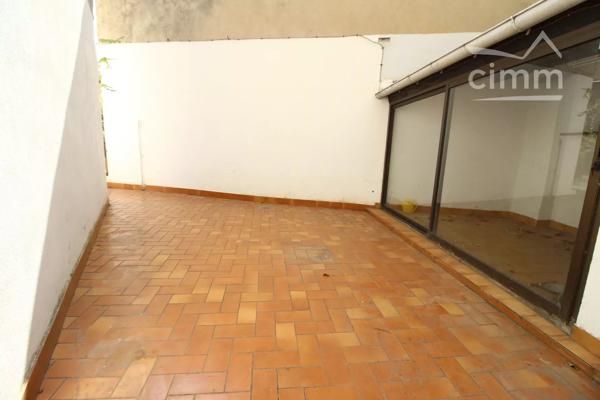 A vendre une maison de 228 m² avec un jardin avec au bout une dépendance, et un garage.