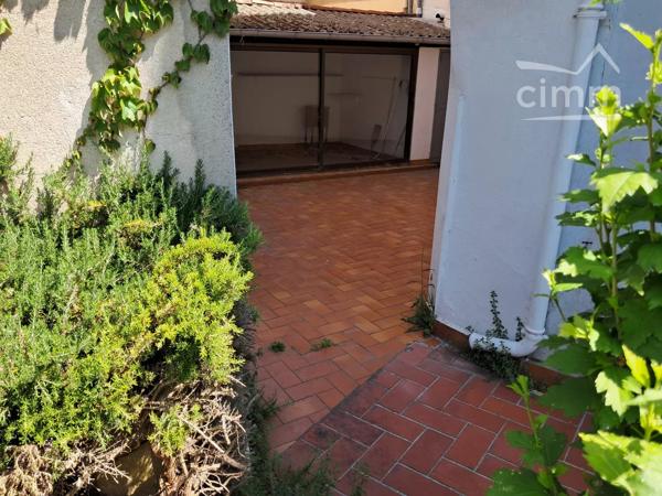 A vendre une maison de 228 m² avec un jardin avec au bout une dépendance, et un garage.