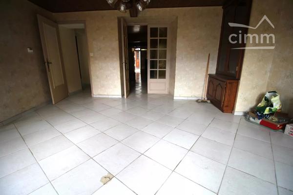 A vendre une maison de 228 m² avec un jardin avec au bout une dépendance, et un garage.