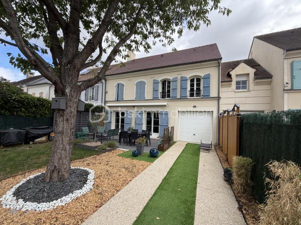 Idéalement située en plein cœur de Bailly-Romainvilliers, à proximité immédiate des commerces, écoles, transports et de toutes les commodités accès A4 proche Disney, découvrez cette agréable maison familiale F5, parfaitement entretenue et sans travaux à prévoir.

Implantée dans un environnement calme et très peu de vis-à-vis, malgré sa mitoyenneté, elle offre un cadre de vie particulièrement agréable.

Au rez-de-chaussée, vous découvrirez une vraie entrée,  une belle pièce de vie lumineuse exposée Sud-Ouest, composée d'un salon et d'une salle à manger avec poêle à bois qui rend cet espace plus chaleureux, ainsi qu' une cuisine ouverte entièrement équipée, créant un espace chaleureux et convivial. Un WC indépendant complète ce niveau.

À l'étage, l'espace nuit se compose de 4 chambres, dont une suite parentale, d'une salle de bain ainsi que d'un WC indépendant ainsi qu'un espace mezzanine à aménager selon vos besoins( espace télétravail, espace de jeu pour les enfants, espace détente tv etc....

La maison a bénéficié de nombreux travaux d'entretien et d'amélioration : peintures refaites, parquet à l'étage remplacé, porte d'entrée neuve, radiateurs changés en 2025, isolation récente des combles, ainsi qu'une toiture nettoyée et régulièrement entretenue. 
Les combles présentent également un potentiel d'aménagement supplémentaire.

Côté extérieur, vous profiterez d'un beau jardin  avec très peu de vis-à-vis exposé Sud-Ouest, idéal pour profiter pleinement des beaux jours. Il dispose d'un store banne électrique, d'un éclairage extérieur, d'un abri de jardin et d'un récupérateur d'eau.

Le stationnement constitue également un véritable atout : portail électrique, possibilité de garer 3 véhicules sur la propriété, auxquels s'ajoute une place dans le garage avec accès direct à la maison.

Les + : emplacement en centre-ville • environnement calme • peu de vis-à-vis • exposition Sud-Ouest • 4 chambres • suite parentale • salle de bain • WC séparés à chaque niveau • poêle à bois • aucun travaux à prévoir • garage • 4 stationnements possibles • portail électrique • jardin • store banne électrique • combles aménageables.

✨ Une maison familiale clé en main, lumineuse et soigneusement entretenue, qui combine emplacement privilégié, beaux volumes et tranquillité en plein centre de Bailly-Romainvilliers. À visiter sans tarder !
