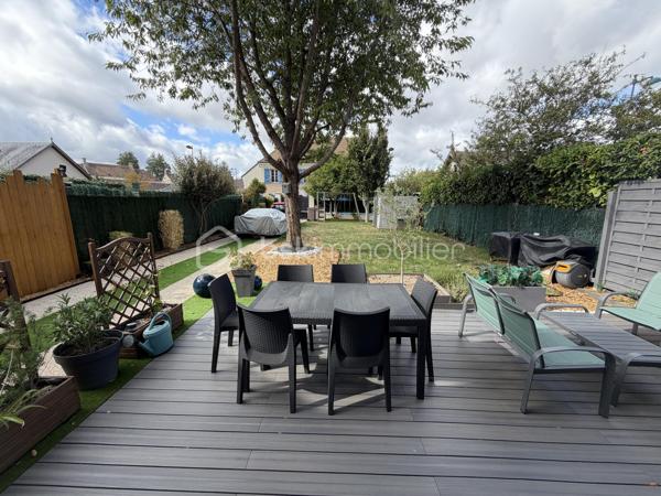 Idéalement située en plein cœur de Bailly-Romainvilliers, à proximité immédiate des commerces, écoles, transports et de toutes les commodités accès A4 proche Disney, découvrez cette agréable maison familiale F5, parfaitement entretenue et sans travaux à prévoir.

Implantée dans un environnement calme et très peu de vis-à-vis, malgré sa mitoyenneté, elle offre un cadre de vie particulièrement agréable.

Au rez-de-chaussée, vous découvrirez une vraie entrée,  une belle pièce de vie lumineuse exposée Sud-Ouest, composée d'un salon et d'une salle à manger avec poêle à bois qui rend cet espace plus chaleureux, ainsi qu' une cuisine ouverte entièrement équipée, créant un espace chaleureux et convivial. Un WC indépendant complète ce niveau.

À l'étage, l'espace nuit se compose de 4 chambres, dont une suite parentale, d'une salle de bain ainsi que d'un WC indépendant ainsi qu'un espace mezzanine à aménager selon vos besoins( espace télétravail, espace de jeu pour les enfants, espace détente tv etc....

La maison a bénéficié de nombreux travaux d'entretien et d'amélioration : peintures refaites, parquet à l'étage remplacé, porte d'entrée neuve, radiateurs changés en 2025, isolation récente des combles, ainsi qu'une toiture nettoyée et régulièrement entretenue. 
Les combles présentent également un potentiel d'aménagement supplémentaire.

Côté extérieur, vous profiterez d'un beau jardin  avec très peu de vis-à-vis exposé Sud-Ouest, idéal pour profiter pleinement des beaux jours. Il dispose d'un store banne électrique, d'un éclairage extérieur, d'un abri de jardin et d'un récupérateur d'eau.

Le stationnement constitue également un véritable atout : portail électrique, possibilité de garer 3 véhicules sur la propriété, auxquels s'ajoute une place dans le garage avec accès direct à la maison.

Les + : emplacement en centre-ville • environnement calme • peu de vis-à-vis • exposition Sud-Ouest • 4 chambres • suite parentale • salle de bain • WC séparés à chaque niveau • poêle à bois • aucun travaux à prévoir • garage • 4 stationnements possibles • portail électrique • jardin • store banne électrique • combles aménageables.

✨ Une maison familiale clé en main, lumineuse et soigneusement entretenue, qui combine emplacement privilégié, beaux volumes et tranquillité en plein centre de Bailly-Romainvilliers. À visiter sans tarder !