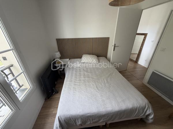Idéalement située en plein cœur de Bailly-Romainvilliers, à proximité immédiate des commerces, écoles, transports et de toutes les commodités accès A4 proche Disney, découvrez cette agréable maison familiale F5, parfaitement entretenue et sans travaux à prévoir.

Implantée dans un environnement calme et très peu de vis-à-vis, malgré sa mitoyenneté, elle offre un cadre de vie particulièrement agréable.

Au rez-de-chaussée, vous découvrirez une vraie entrée,  une belle pièce de vie lumineuse exposée Sud-Ouest, composée d'un salon et d'une salle à manger avec poêle à bois qui rend cet espace plus chaleureux, ainsi qu' une cuisine ouverte entièrement équipée, créant un espace chaleureux et convivial. Un WC indépendant complète ce niveau.

À l'étage, l'espace nuit se compose de 4 chambres, dont une suite parentale, d'une salle de bain ainsi que d'un WC indépendant ainsi qu'un espace mezzanine à aménager selon vos besoins( espace télétravail, espace de jeu pour les enfants, espace détente tv etc....

La maison a bénéficié de nombreux travaux d'entretien et d'amélioration : peintures refaites, parquet à l'étage remplacé, porte d'entrée neuve, radiateurs changés en 2025, isolation récente des combles, ainsi qu'une toiture nettoyée et régulièrement entretenue. 
Les combles présentent également un potentiel d'aménagement supplémentaire.

Côté extérieur, vous profiterez d'un beau jardin  avec très peu de vis-à-vis exposé Sud-Ouest, idéal pour profiter pleinement des beaux jours. Il dispose d'un store banne électrique, d'un éclairage extérieur, d'un abri de jardin et d'un récupérateur d'eau.

Le stationnement constitue également un véritable atout : portail électrique, possibilité de garer 3 véhicules sur la propriété, auxquels s'ajoute une place dans le garage avec accès direct à la maison.

Les + : emplacement en centre-ville • environnement calme • peu de vis-à-vis • exposition Sud-Ouest • 4 chambres • suite parentale • salle de bain • WC séparés à chaque niveau • poêle à bois • aucun travaux à prévoir • garage • 4 stationnements possibles • portail électrique • jardin • store banne électrique • combles aménageables.

✨ Une maison familiale clé en main, lumineuse et soigneusement entretenue, qui combine emplacement privilégié, beaux volumes et tranquillité en plein centre de Bailly-Romainvilliers. À visiter sans tarder !
